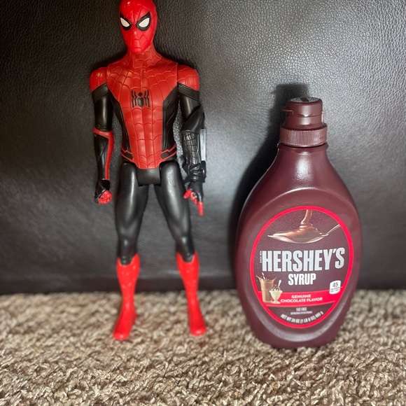 Black and red Spiderman Figurine - Picture 4 of 4